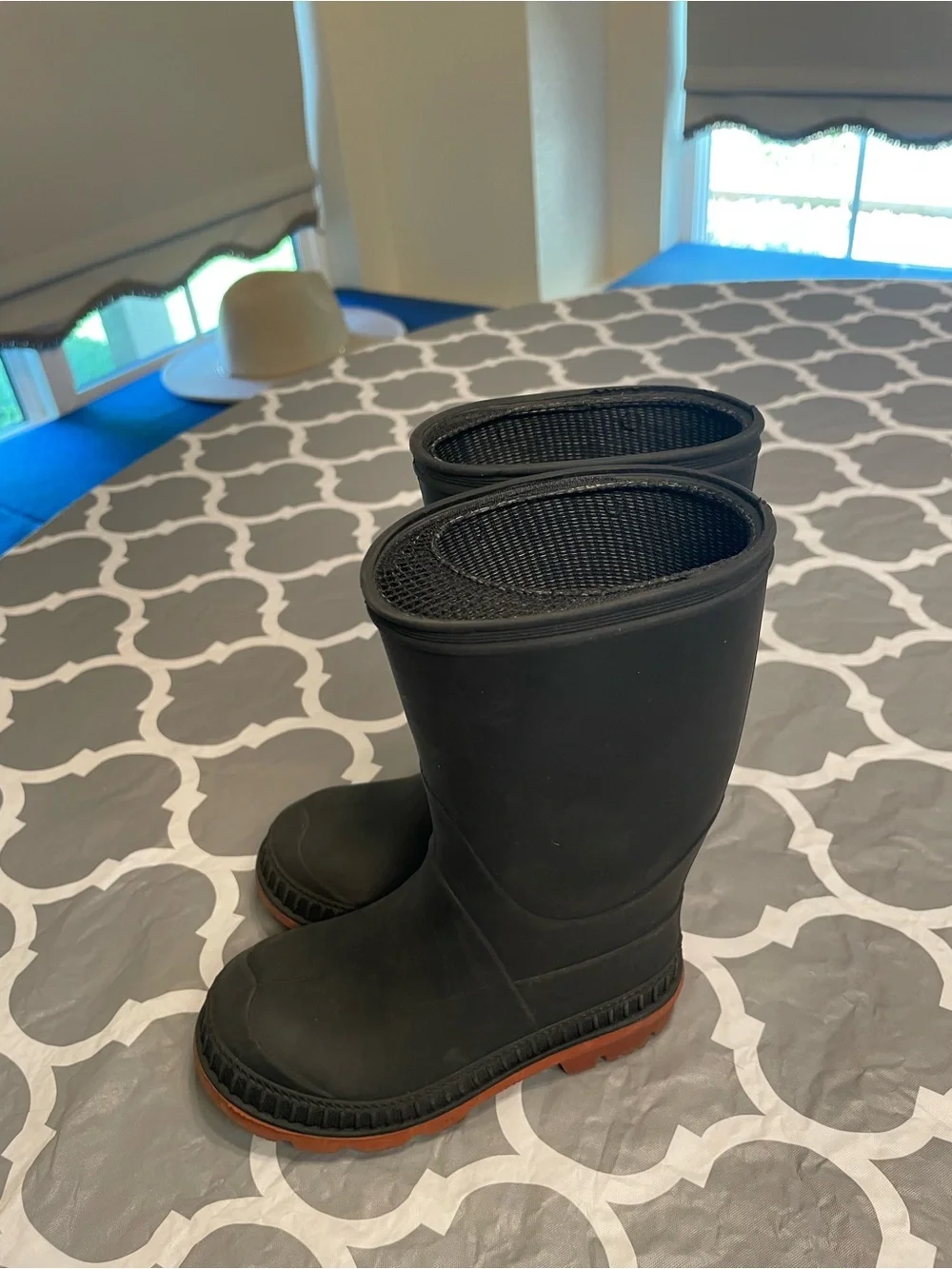 The Unbranded Brand sturdy black